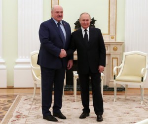 epa09816805 Russian President Vladimir Putin (R) and Belarusian President Alexander Lukashenko (L) pose for a photo during their meeting in the Kremlin in Moscow, Russia, 11 March 2022.  EPA/MIKHAIL KLIMENTYEV / KREMLIN POOL / SPUTNIK MANDATORY CREDIT