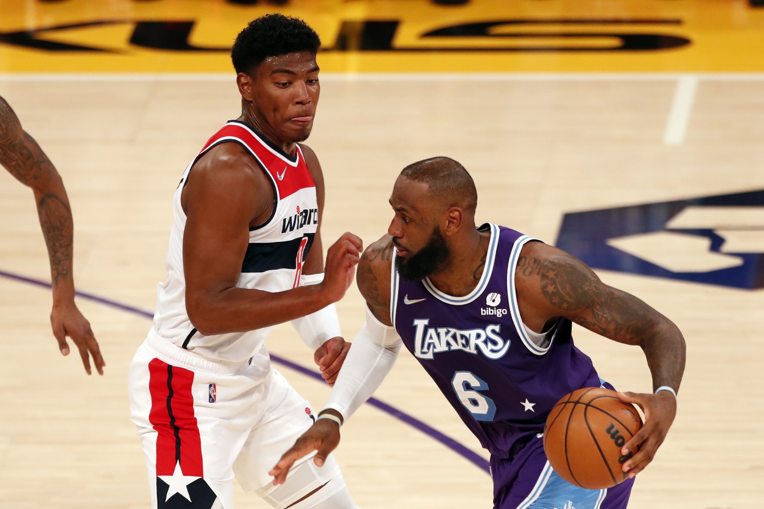 epa09818525 Los Angeles Lakers forward LeBron James (R) in action against Washington Wizards forward Rui Hachimura during the second quarter of the NBA game between the Los Angeles Lakers and the Washington Wizards at the Crypto.com Arena in Los Angeles, California, USA, 11 March 2022.  EPA/ETIENNE LAURENT  SHUTTERSTOCK OUT
