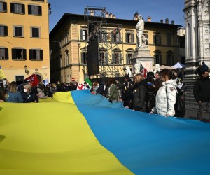 epa09819274 Participants attend the 'Cities Stand With Ukraine' event promoted by European cities belonging to Eurocities to say 'NO to war', in Florence, Italy, 12 March 2022. According to the United Nations refugee agency UNHCR, over 2.5 million people have fled Ukraine since the Russian invasion began on 24 February. Many, however, have decided to stay and fight.  EPA/CLAUDIO GIOVANNINI