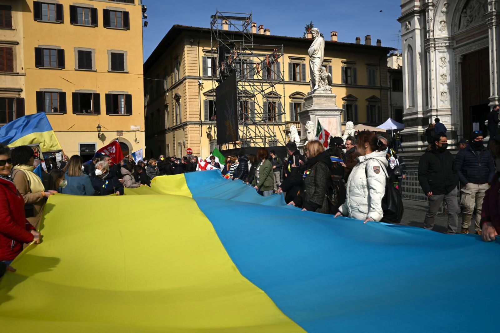 epa09819274 Participants attend the 'Cities Stand With Ukraine' event promoted by European cities belonging to Eurocities to say 'NO to war', in Florence, Italy, 12 March 2022. According to the United Nations refugee agency UNHCR, over 2.5 million people have fled Ukraine since the Russian invasion began on 24 February. Many, however, have decided to stay and fight.  EPA/CLAUDIO GIOVANNINI