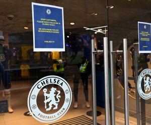 epa09820740 Chelsea Football Club's fan shop is closed at Stamford Bridge in London, Britain 13 March 2022.  Chelsea FC owner Roman Abramovich has been sanctioned by the UK government as part of its response to Russia's invasion of Ukraine.  EPA/ANDY RAIN