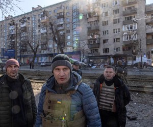 epa09824456 Kyiv's Mayor Vitaly Klitschko (C) and his brother Vladimir Klitschko (L) visit the residential area after shelling in Kyiv, Ukraine, 14 March 2022. At least one person was killed, Kyiv mayor Klitschko said. Russian troops entered Ukraine on 24 February prompting the country's president to declare martial law and triggering a series of announcements by Western countries to impose severe economic sanctions on Russia.  EPA/ROMAN PILIPEY
