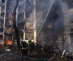epa09825881 Firefighters extinguish the fire in a residential building which was hit by artillery shelling, in Kyiv, Ukraine, 15 March 2022. Russian troops entered Ukraine on 24 February prompting the country's president to declare martial law and triggering a series of announcements by Western countries to impose severe economic sanctions on Russia.  EPA/ROMAN PILIPEY