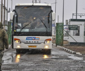 epa09827532 A bus with people evacuated from Mariupol arrives to the Ukraine-Russia border at the border crossing point Veselo-Voznesenka in the Rostov region, Russia, 15 March 2022. Civilians were able to leave the city, on 15 March, thanks to humanitarian corridors organised by the Russian military, with housing and food have been prepared in Russia for those who fled from Mariupol. On 24 February Russian troops had entered Ukrainian territory in what the Russian president declared a 'special military operation', resulting in fighting and destruction in the country, a huge flow of refugees, and multiple sanctions against Russia.  EPA/ARKADY BUDNITSKY