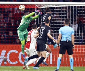 epa09827558 Ajax goalkeeper Andre Onana concedes the 0-1 by Darwin Nunez or SL Benfica (C) during the UEFA Champions League round of 16 soccer match between Ajax Amsterdam and Benfica Lisbon  at the Johan Cruijff ArenA in Amsterdam, Netherlands, 15 March 2022.  EPA/MAURICE VAN STEEN