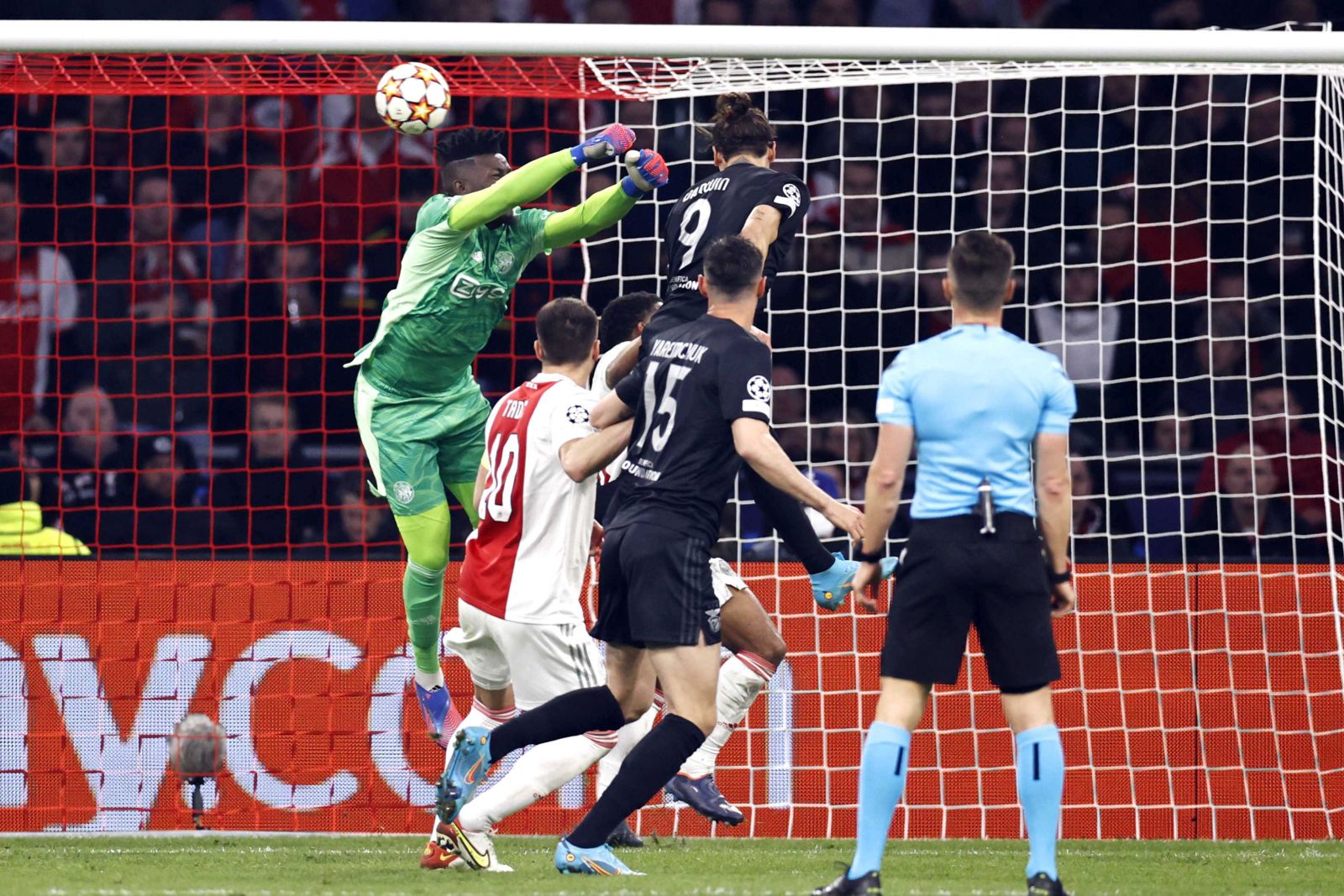 epa09827558 Ajax goalkeeper Andre Onana concedes the 0-1 by Darwin Nunez or SL Benfica (C) during the UEFA Champions League round of 16 soccer match between Ajax Amsterdam and Benfica Lisbon  at the Johan Cruijff ArenA in Amsterdam, Netherlands, 15 March 2022.  EPA/MAURICE VAN STEEN