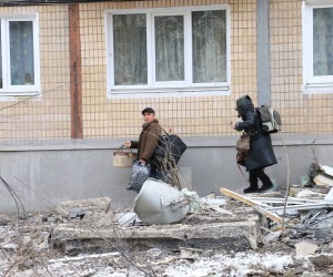 Harkiv, Ukrajina, 16.03.2022. - Stanovnici Harkiva bježe nakon granatiranja stambenih zgrada od strane ruskih vojnika. U tijeku je invazija Rusije na Ukrajinu. foto (sko) PAP/DSNS