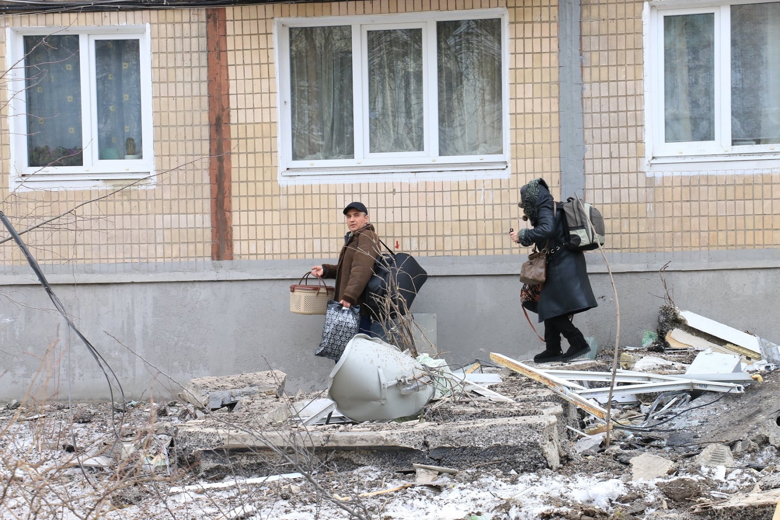 Harkiv, Ukrajina, 16.03.2022. - Stanovnici Harkiva bježe nakon granatiranja stambenih zgrada od strane ruskih vojnika. U tijeku je invazija Rusije na Ukrajinu. foto (sko) PAP/DSNS