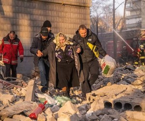 Kijev, Ukrajina, 16.03.2022. - Operacija spašavanja nakon djelomičnog kolapsa uslijed ruskog granatiranja stambene zgrade od 12 katova u kijevskoj četvrti Shevchenkivskyi. Oštećena je i susjedna zgrada od 9 katova. U tijeku je invazija Rusije na Ukrajinu. foto (jm) PAP/DSNS