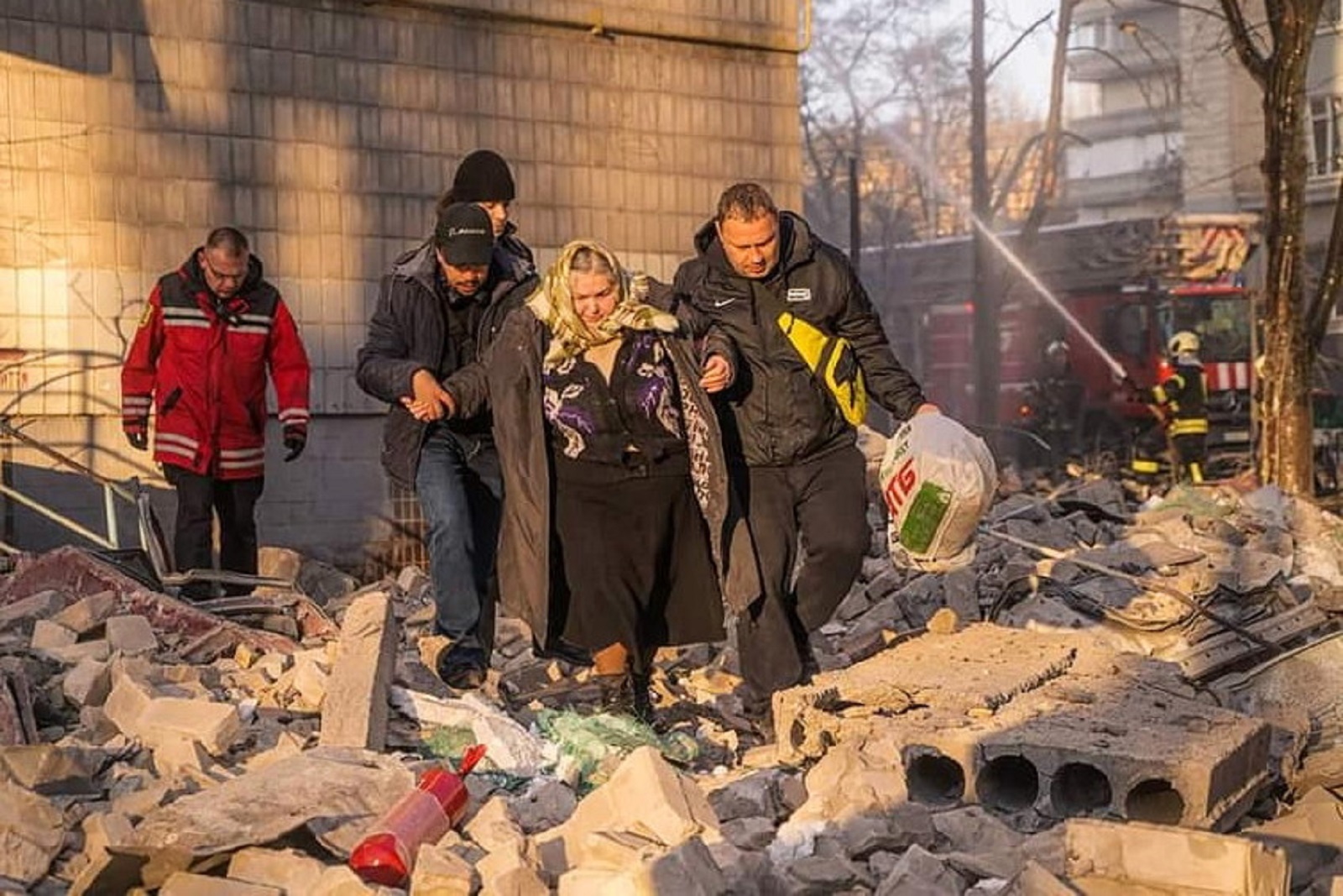Kijev, Ukrajina, 16.03.2022. - Operacija spašavanja nakon djelomičnog kolapsa uslijed ruskog granatiranja stambene zgrade od 12 katova u kijevskoj četvrti Shevchenkivskyi. Oštećena je i susjedna zgrada od 9 katova. U tijeku je invazija Rusije na Ukrajinu. foto (jm) PAP/DSNS