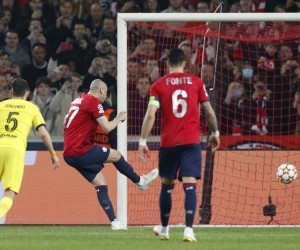 epa09829744 Burak Yilmaz (C) of Lille scores the 1-0 lead from the penalty spot during the UEFA Champions League round of 16, second leg soccer match between Lille OSC (LOSC) and Chelsea FC in Villeneuve d'Ascq, near Lille, France, 16 March 2022.  EPA/Yoan Valat