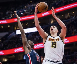 epa09830009 Denver Nuggets center Nikola Jokic (R) drives against Washington Wizards center Thomas Bryant (L) during the first half of the NBA basketball game between the Denver Nuggets and the Washington Wizards at Capital One Arena in Washington, DC, USA, 16 March 2022.  EPA/JIM LO SCALZO  SHUTTERSTOCK OUT