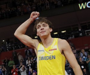 epa09839215 Armand Duplantis of Sweden celebrates after setting a new World Record mark of 6.20m during the men's Pole Vault final at the IAAF World Athletics Indoor Championships in Belgrade, Serbia, 20 March 2022.  EPA/ROBERT GHEMENT