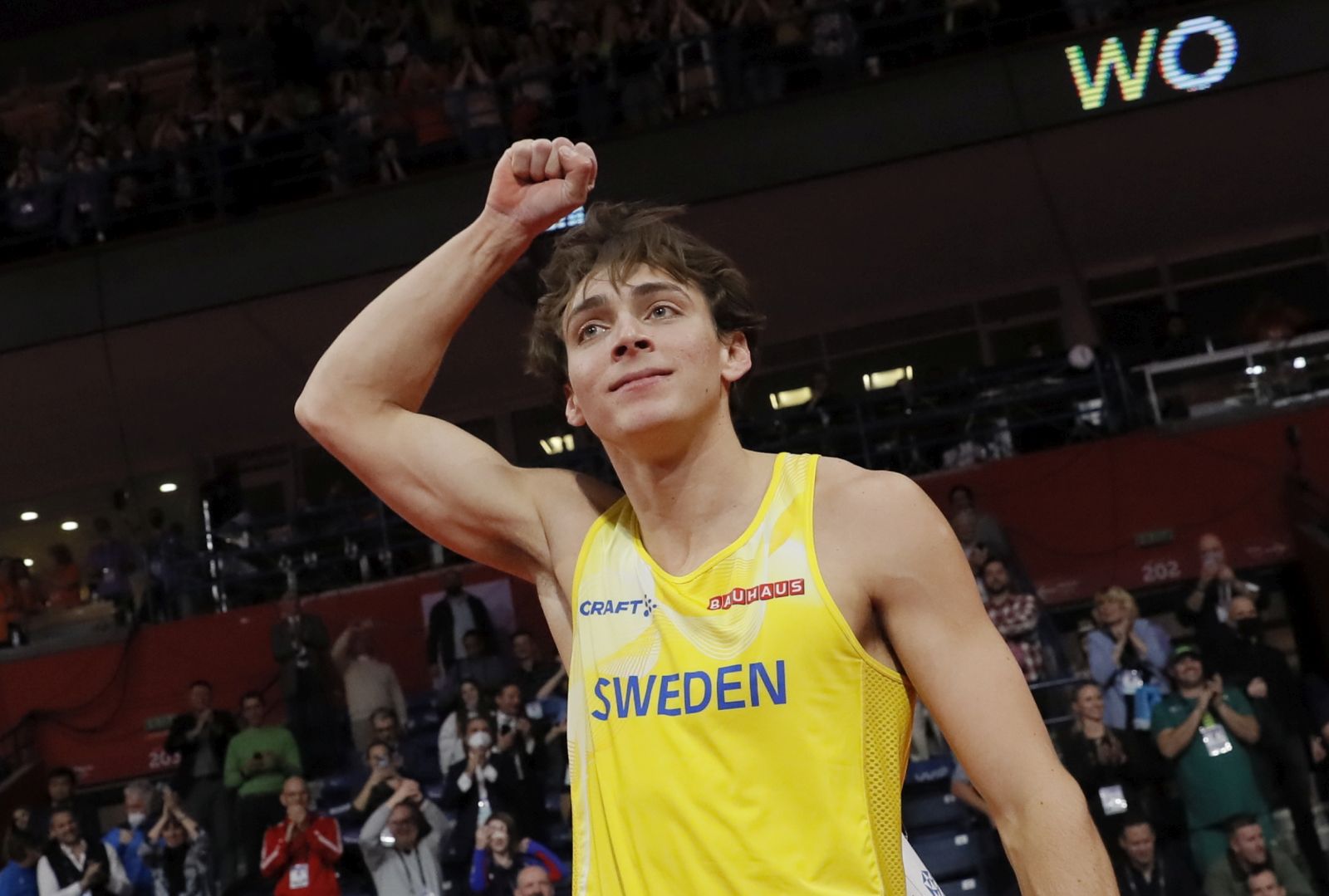 epa09839215 Armand Duplantis of Sweden celebrates after setting a new World Record mark of 6.20m during the men's Pole Vault final at the IAAF World Athletics Indoor Championships in Belgrade, Serbia, 20 March 2022.  EPA/ROBERT GHEMENT