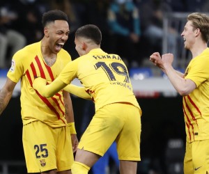 epa09839476 FC Barcelona's Pierre-Emerick Aubameyang (L) celebrates with teammates after scoring the 4-0 lead during 'El Clasico', the Spanish LaLiga soccer match between Real Madrid and FC Barcelona in Madrid, Spain, 20 March 2022.  EPA/Sergio Perez