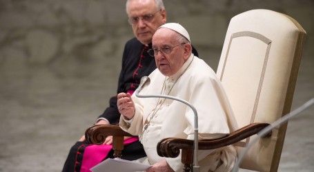 Papa Franjo: “Povećana potrošnja na obranu je ‘ludilo’, zgrožen sam odlukom o povećanju proračuna za obranu”