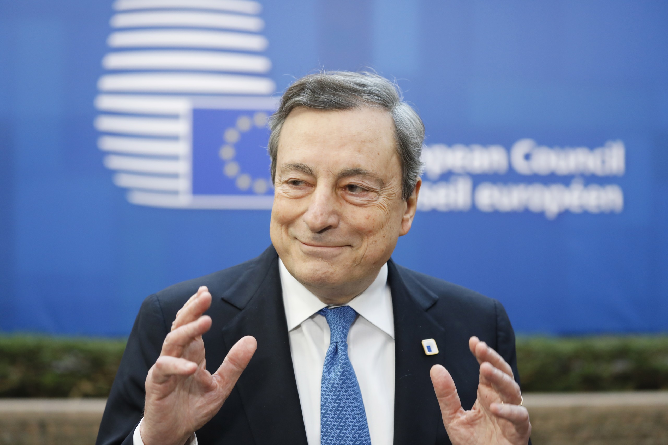 epa09846772 Italian Prime Minister Mario Draghi arrives for the European Council Summit in Brussels, Belgium, 24 March 2022. The European Council summit starts with the participation of US President Joe Biden to address Russia's ongoing military aggression against Ukraine. After that, Head of States will continue discussions on how best to support Ukraine in these dramatic circumstances.  EPA/JULIEN WARNAND