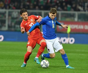 epa09847609 Italy's Nicolo Barella (R) in action against North Macedonia's Enis Bardhi during the FIFA World Cup Qatar 2022 play-off qualifying soccer match between Italy and North Macedonia at the Renzo Barbera stadium in Palermo, Sicily, Italy, 24 March 2022.  EPA/CARMELO IMBESI