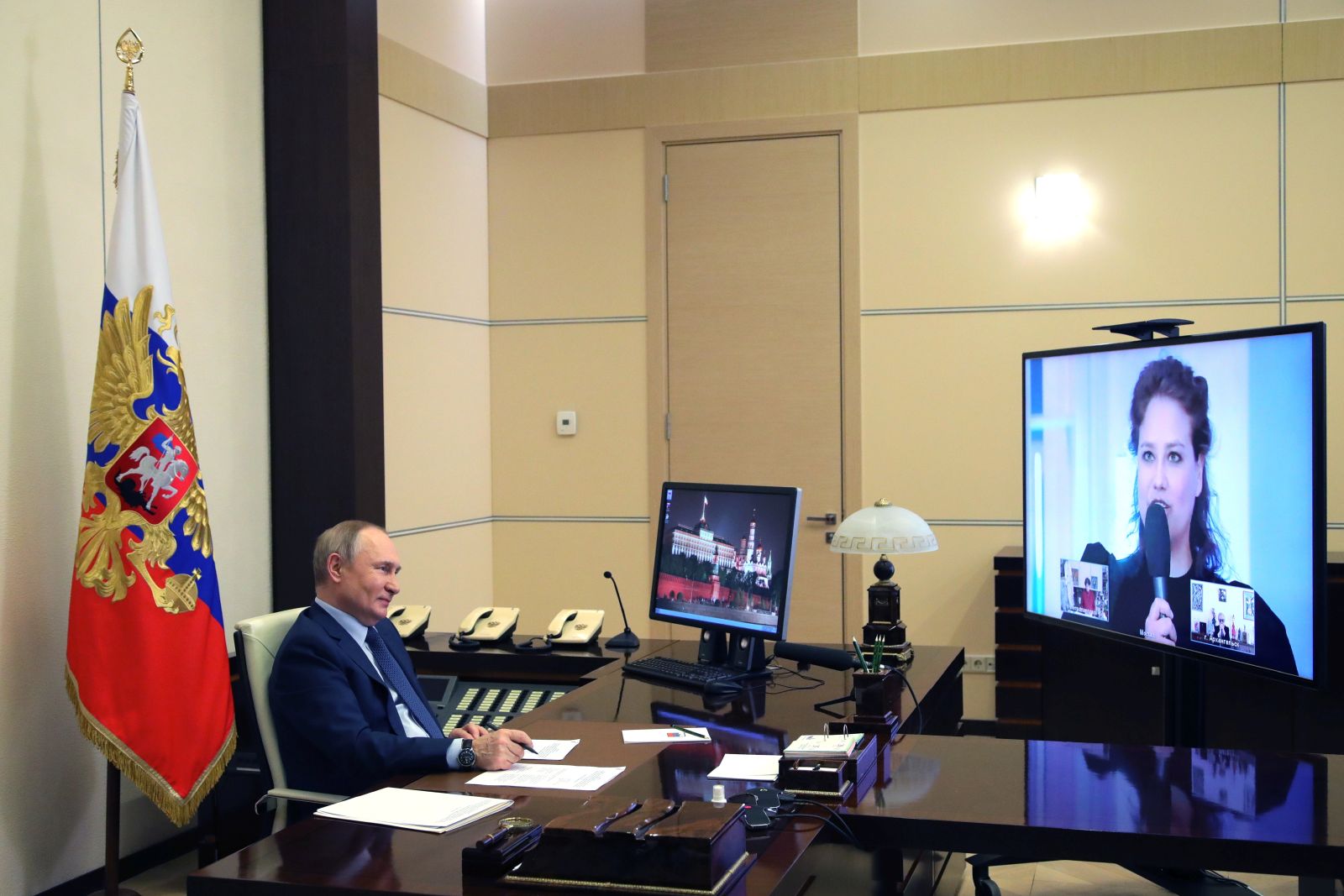 epa09848808 Russian President Vladimir Putin meets with the winners of the 2021 Presidential Prize for young cultural workers and with Presidential Prize winners in the field of literature and art for works for children and youth in 2021 via teleconference call, in Novo-Ogaryovo state residence outside Moscow, Russia, 25 March 2022.  EPA/MIKHAIL KLIMENTYEV / KREMLIN / SPUTNIK / POOL MANDATORY CREDIT