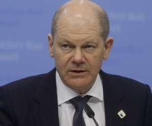 epa09849597 German Chancellor Olaf Scholz gives a press conference at the end of a two day European Council Summit in Brussels, Belgium, 25 March 2022.  EPA/OLIVIER HOSLET