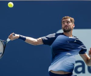 epa09856825 Marin Cilic of Croatia in action against Carlos Alcaraz of Spain  during a third round match of the Miami Open tennis tournament at Hard Rock Stadium in Miami Gardens, Florida, USA, 28 March 2022.  EPA/ERIK S. LESSER