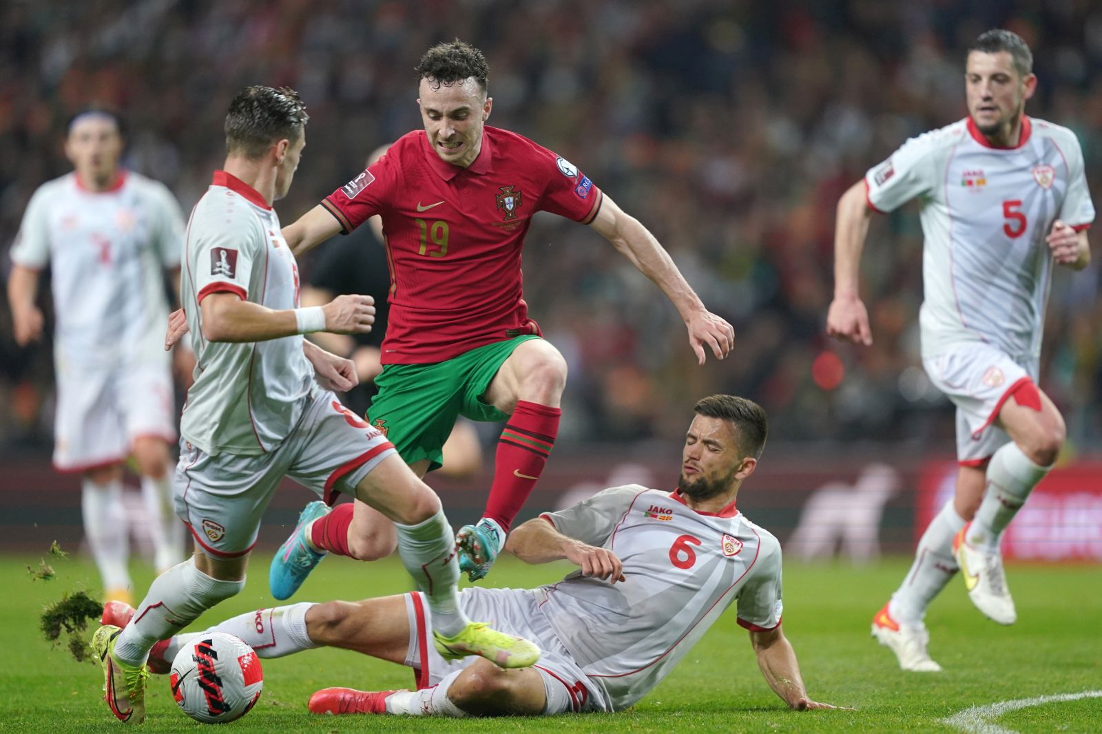 epa09859258 Portugal player Diogo Jota (C) in action against North Macedonia player Visar Musliu during the FIFA World Cup Qatar 2022 play-off qualifying soccer match Portugal vs North Macedonia held on Dragao stadium in Porto, Portugal, 29 March 2022.  EPA/HUGO DELGADO