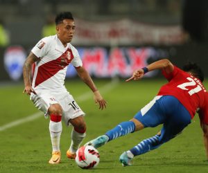 epa09859859 Christian Cueva (L) of Peru disputes the ball with Oscar Romero of Paraguay, during a soccer match of the South American qualifiers for the Qatar 2022 World Cup between Peru and Paraguay, at the National Stadium in Lima, Peru, 29 March 2022.  EPA/Paolo Aguilar