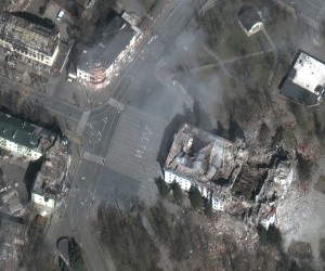 epa09859618 A handout satellite image made available by Maxar Technologies shows a close up of Mariupol theater and nearby buildings, Mariupol, Ukraine, 29 March 2022.  EPA/MAXAR TECHNOLOGIES HANDOUT -- MANDATORY CREDIT: SATELLITE IMAGE 2022 MAXAR TECHNOLOGIES -- THE WATERMARK MAY NOT BE REMOVED/CROPPED -- HANDOUT EDITORIAL USE ONLY/NO SALES