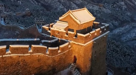 Pogledajte tankim snježnim pokrivačem prekriveni Kineski zid