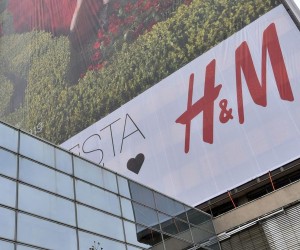 02.11.2019., Zagreb - Tvrtka H&M reklamnim plakatima obavila je cijeli Vjesnikov neboder na Slavonskoj aveniji.rPhoto: Davorin Visnjic/PIXSELL