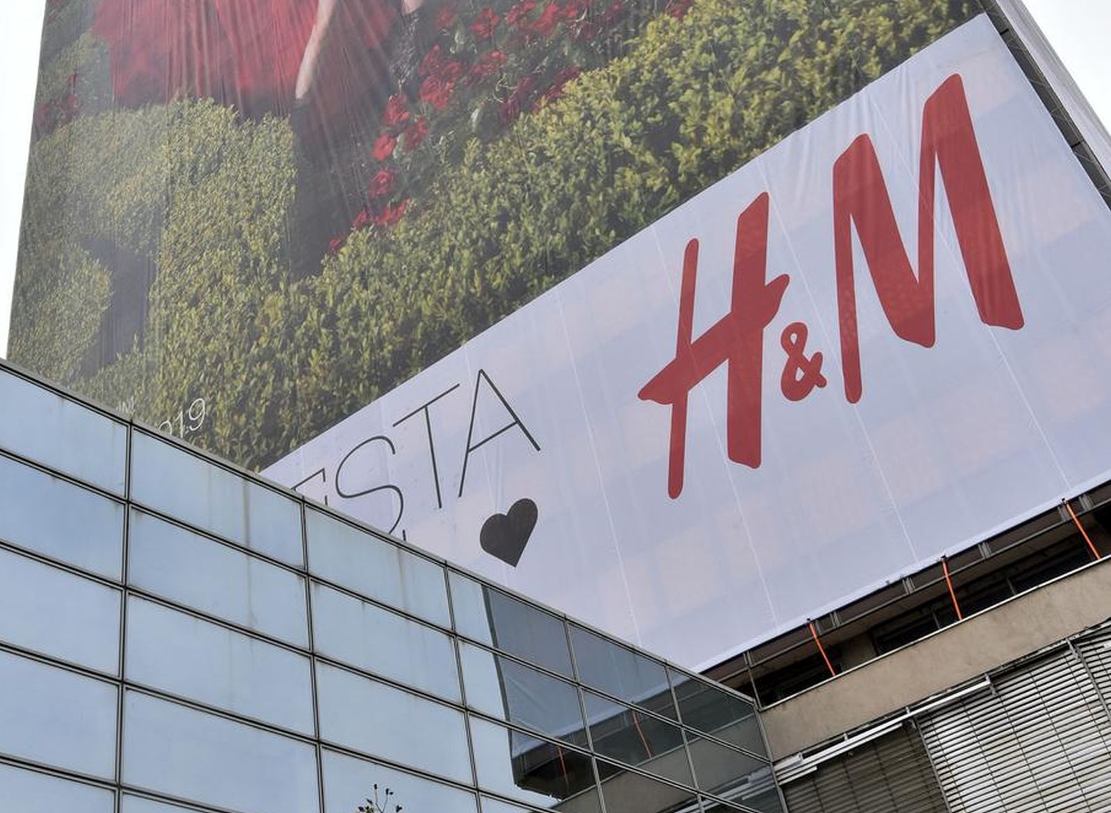 02.11.2019., Zagreb - Tvrtka H&M reklamnim plakatima obavila je cijeli Vjesnikov neboder na Slavonskoj aveniji.rPhoto: Davorin Visnjic/PIXSELL