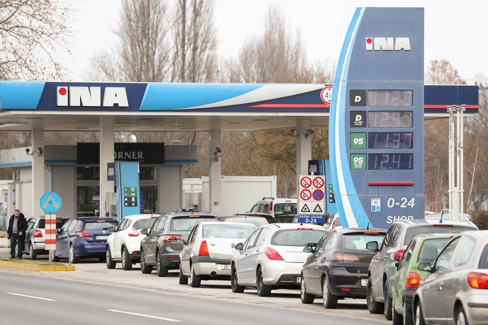 07.03.2022., Zagreb - Pojacan promet na benzinskim postajama nakon najave o mogucem povecanju cijena goriva.  Photo: Luka Stanzl/PIXSELL