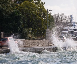 08.02.2021., Zadar - Jaka tramontana stvarala je visoke valove koji su 'prali' vozila na Trpimirovoj obali.rPhoto: Dino Stanin/PIXSELL
