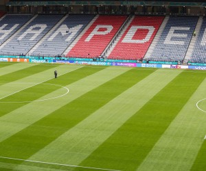 14.06.2021., Glasgow, Engleska - Hampden park. Hampden Park je stadion u Glasgowu i Skotski nacionalni stadion. Koristi se za potrebe kluba Queens Park FC i skotske nogometne reprezentacije. Takodjer, koristi se za glazbene koncerte i ostale sportske dogadjaje. Hampden je sagradjen 1903. godine, iako se smatra da je prvotni stadion puno stariji. Poznat je diljem svijeta kao simbol i dom nogometa, a svoju stogodisnjicu je proslavio 31. listopada 2003. Stadion sadrzi i urede Skotskog nogometnog stadiona, Premier lige i ostalih. Tijekom OI 2021, Hampden Park ugostio je  neke od utakmica u ranom dijelu nogometnog natjecanja. Uz to, bio je domacin mnogih finala KupaLigePrvaka(1960., 1976., 2020.) i Kupa UEFE 2007 godine. Na EURU 2020 ugostit ce tri utakmice grupne faze te jednu utakmicu sesnaestine finala. Hrvatska igra dvije utakmice grupne faze na stadionu Hampden park sa Ceskom i Skotskom. rPhoto: Luka Stanzl/PIXSELL