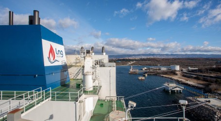 Nova usluga na Terminalu i poduhvat društva LNG Hrvatska: Ponovni pretovar UPP-a iz FSRU broda u kamione za prijevoz