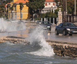 19.03.2013., Zadar - Jaka tramontana i visoki valovi osim poteskoca u pomorskom prometu zadali u probleme i nekim vozacima na cesti. rPhoto: Dino Stanin/PIXSELL