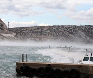 26.02.2022., Bakarac - Olujna bura u bakarskom zaljevu dize valove i morsku pjenu.    Photo: Goran Kovacic/PIXSELL
