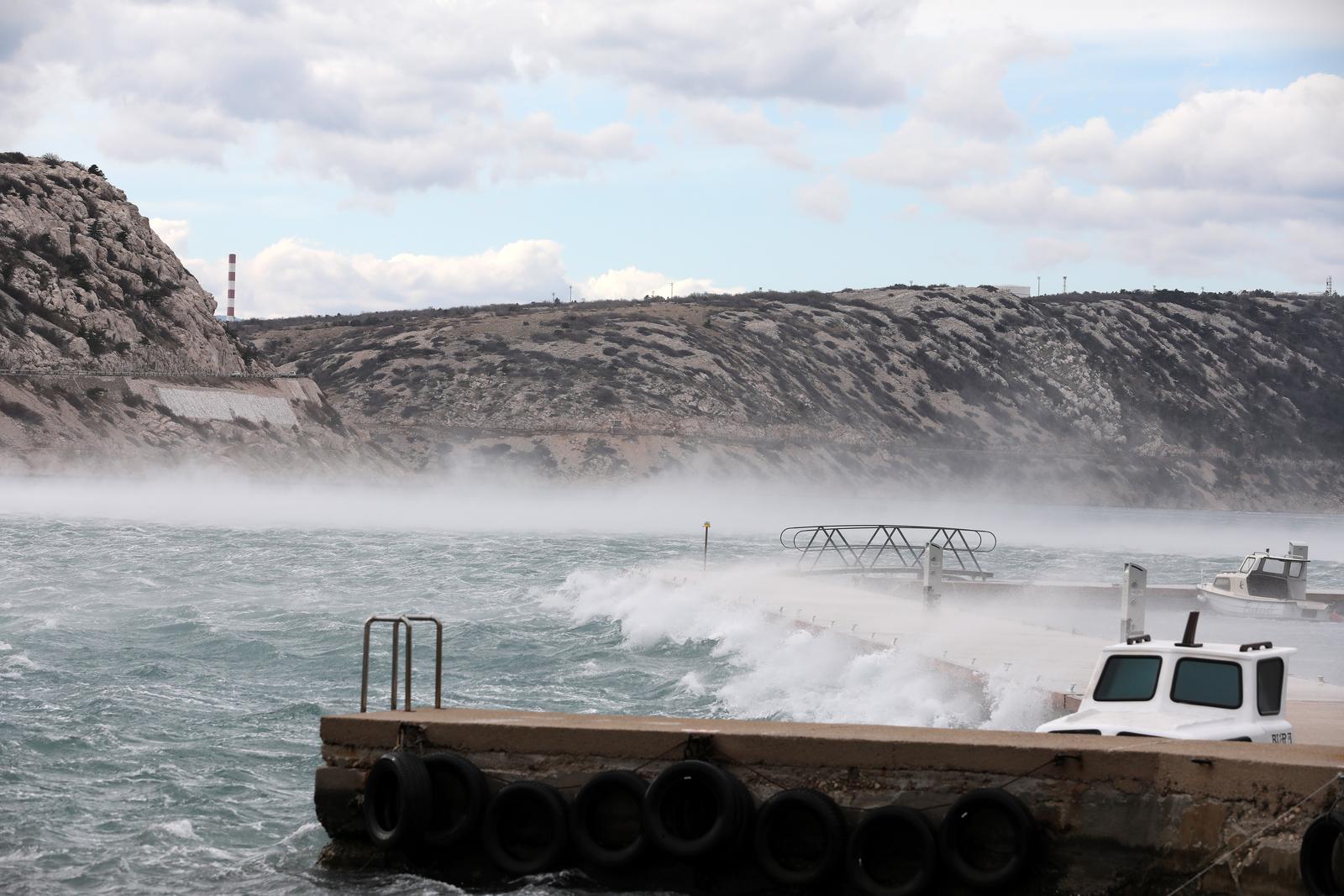 26.02.2022., Bakarac - Olujna bura u bakarskom zaljevu dize valove i morsku pjenu.    Photo: Goran Kovacic/PIXSELL