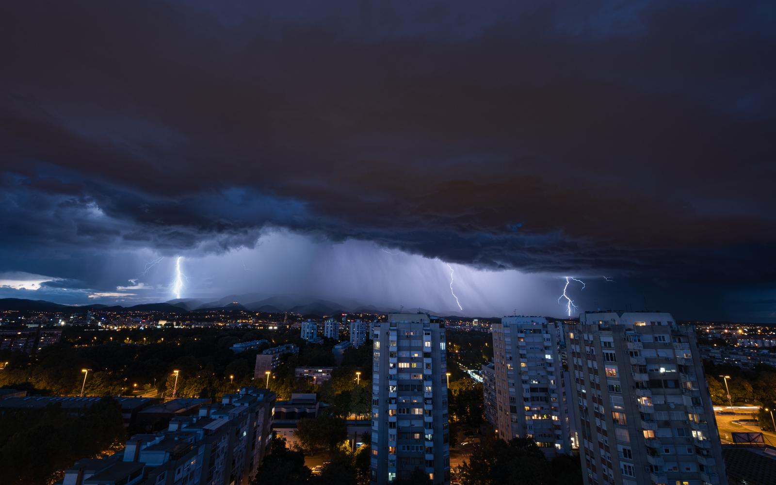 31.08.2021., Zagreb - Munje i oblaci iznad Zagreba tijekom nevremena. Photo: Bruno Fantulin/PIXSELL