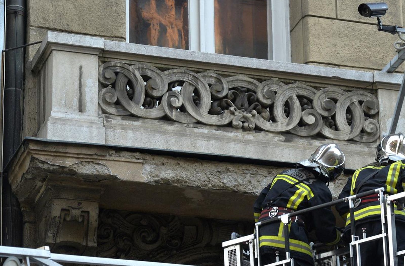 14.12.2015., Zagreb - U Gundulicevoj ulici 2 vatrogasci uklanjaju dio balkona koji je istrulio i poceo padati po nogostupu. rPhoto: Marko Lukunic/PIXSELL