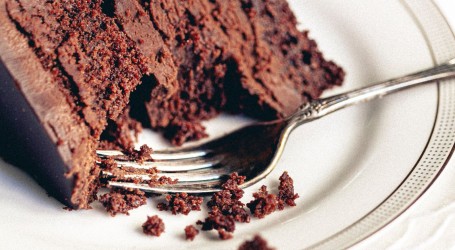 Jednostavna i preukusna! Za ovu čokoladnu tortu treba vam šest sastojaka, a gotova je za samo pet minuta