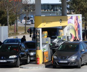 14.03.2022., Karlovac  - Zbog najave novog poskupljenja goriva neki gradani pohitali su na benzinske pumpe.
 Photo: Kristina Stedul Fabac/PIXSELL