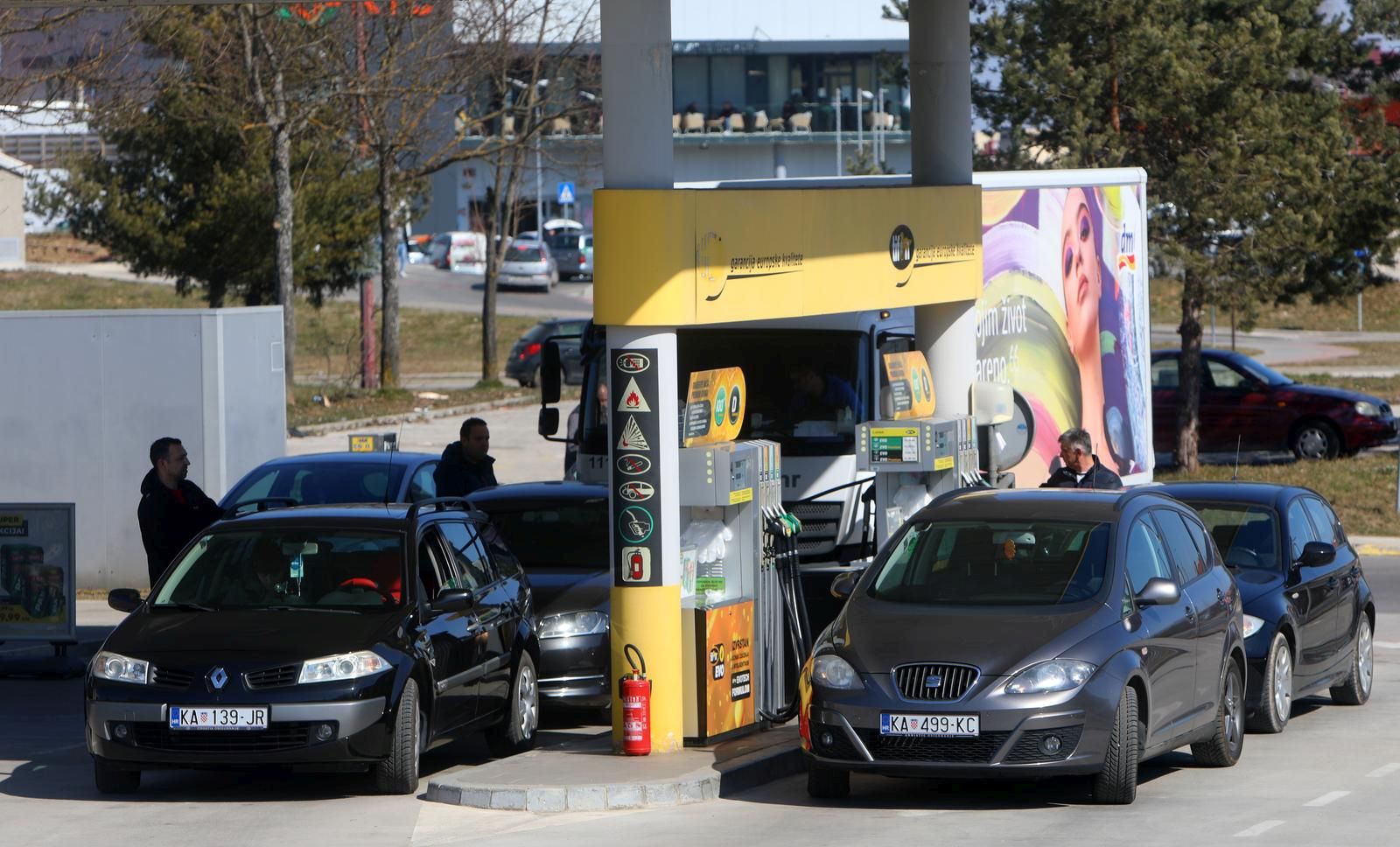 14.03.2022., Karlovac  - Zbog najave novog poskupljenja goriva neki gradani pohitali su na benzinske pumpe.
 Photo: Kristina Stedul Fabac/PIXSELL