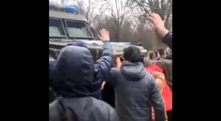 Građani napravili ljudski štit pa stali pred vojni konvoj: “Što radite ovdje, zašto pucate? Vratite se u Rusiju”