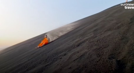 ‘Volcano surfing’: Spuštanje na dasci niz padinu vulkana Cerro Negro je pravi izazov