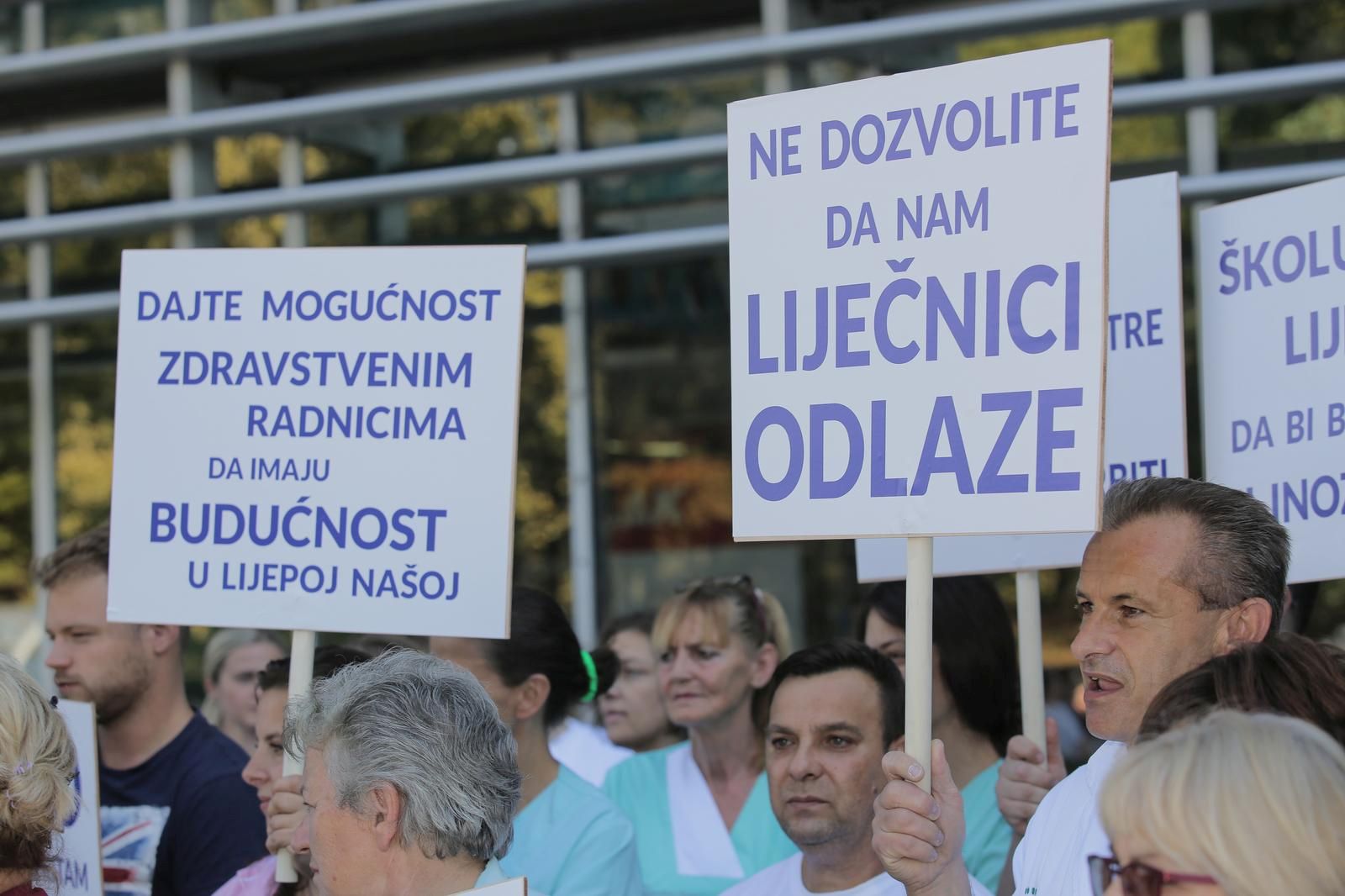 13.09.2019., Zagreb -Ispred KB Dubrava odrzan je mirni prosvjed 5 do 12. rPhoto: Tomislav Miletic/PIXSELL