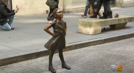 Poznati kip ‘Neustrašive djevojčice’ zasad ostaje ispred Burze u New Yorku