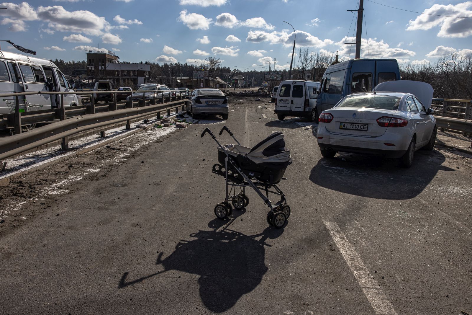 epaselect epa09815291 An abandoned stroller stands on a destroyed bridge as people flee from the frontline town of Irpin, Kyiv (Kiev) region, Ukraine, 10 March 2022. Thousands of residents are feeling Irpin and Bucha, as well as other settlements near Kyiv which were the most affected by the Russian army invasion.  EPA/ROMAN PILIPEY