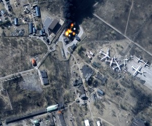 epa09818283 A handout multispectral satellite image made available by Maxar Technologies shows buildings and fuel storage tanks on fire at Antonov Airport, Hostomel, Ukraine, 11 March 2022.  EPA/MAXAR TECHNOLOGIES HANDOUT -- MANDATORY CREDIT: SATELLITE IMAGE 2022 MAXAR TECHNOLOGIES -- THE WATERMARK MAY NOT BE REMOVED/CROPPED -- HANDOUT EDITORIAL USE ONLY/NO SALES