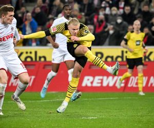 epa09839261 Dortmund's Erling Haaland (C) in action during the German Bundesliga soccer match between FC Koeln and Borussia Dortmund in Cologne, Germany, 20 March 2022.  EPA/SASCHA STEINBACH CONDITIONS - ATTENTION: The DFL regulations prohibit any use of photographs as image sequences and/or quasi-video.